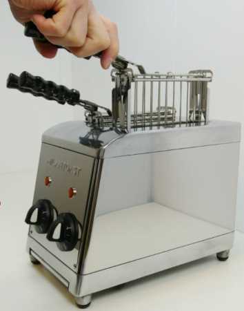 Milantoast zweier Toaster mit Zangen