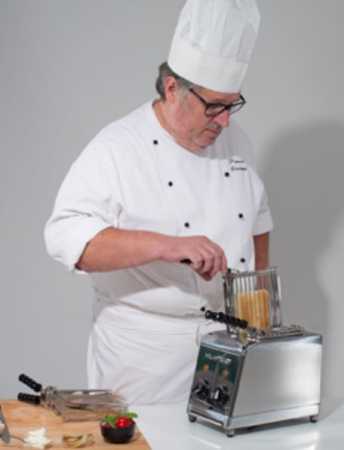 Milantoast zweier Toaster mit Zangen