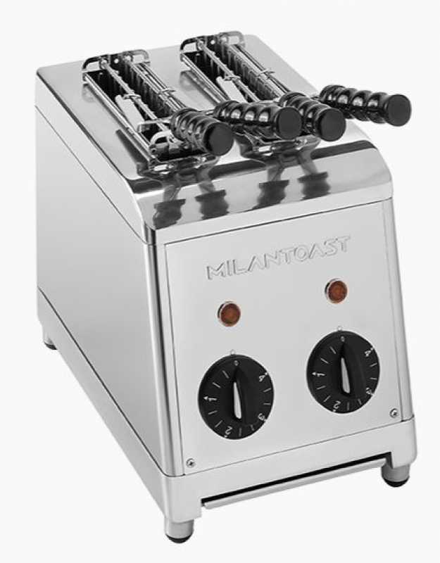 Milantoast zweier Toaster mit Zangen